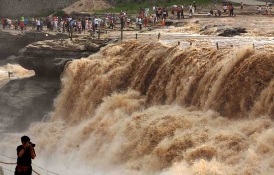 上游水庫放水 壺口瀑布現(xiàn)難遇奇觀