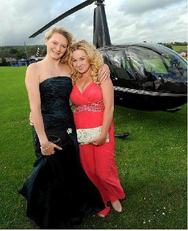 英國刮起奢靡畢業舞會風 父親租直升機送女兒赴“成人禮”