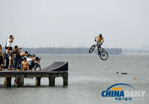 武漢極限運(yùn)動(dòng)愛好者“跳湖”度夏