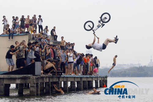 武漢極限運動愛好者“跳湖”度夏