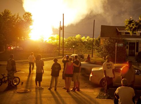 美國火車出軌引發大火百人疏散