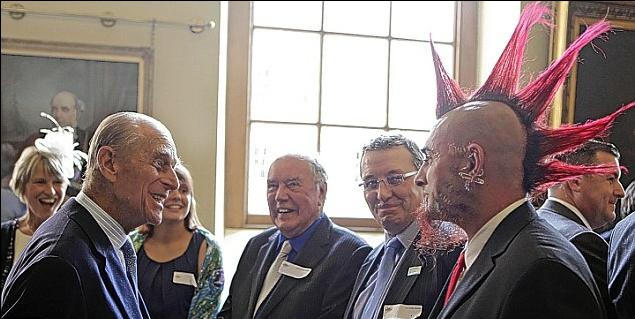 菲利普親王與朋克男交談甚歡 “開放之舉”遭英媒調侃打趣