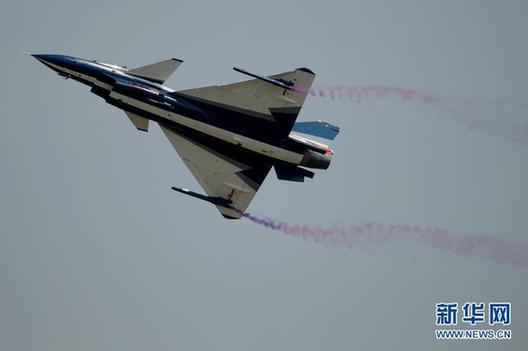 空軍八一飛行表演隊和跳傘隊聯袂獻藝