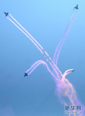 空軍八一飛行表演隊和跳傘隊聯袂獻藝