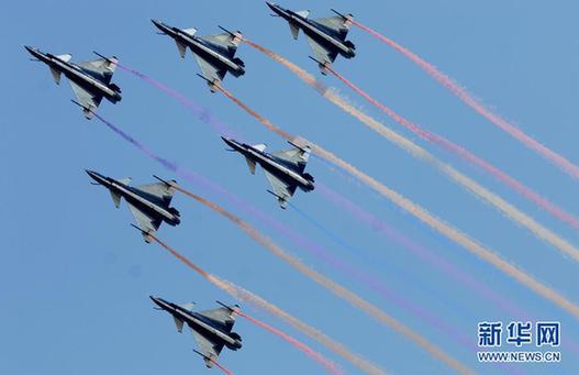 空軍八一飛行表演隊(duì)和跳傘隊(duì)聯(lián)袂獻(xiàn)藝