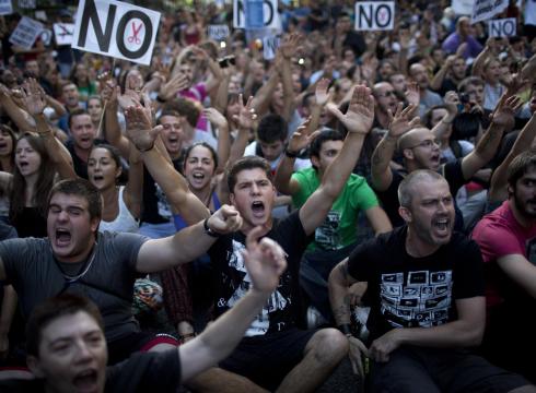 反對政府削減薪酬 西班牙公務員穿“喪服”游行抗議