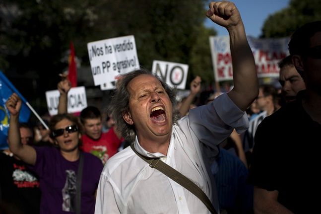 反對政府削減薪酬 西班牙公務員穿“喪服”游行抗議