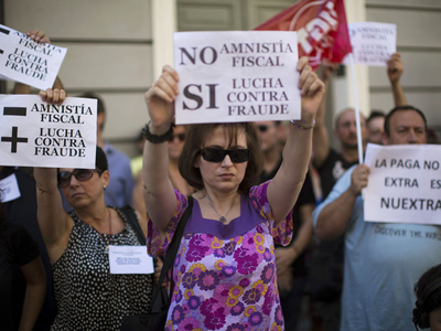 反對政府削減薪酬 西班牙公務員穿“喪服”游行抗議