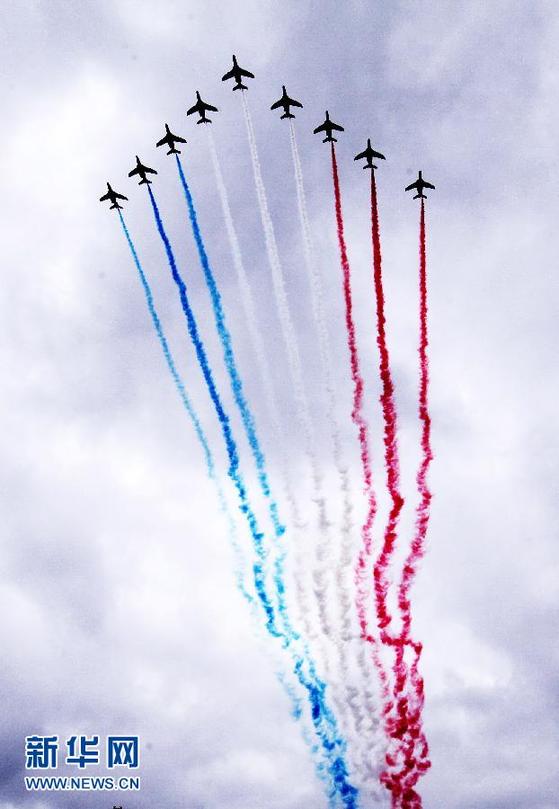 法國舉行國慶閱兵式 總統奧朗德檢閱部隊