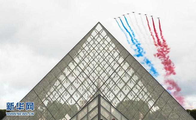 法國舉行國慶閱兵式 總統奧朗德檢閱部隊