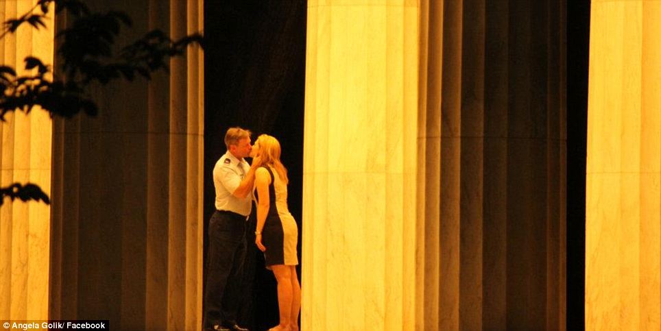 美攝影師偶拍軍人求婚溫情場面 發(fā)網絡視頻尋人引爭議