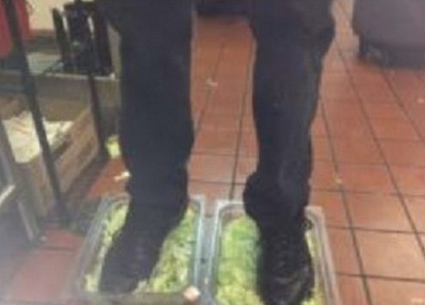 美國漢堡王員工因自拍腳踩生菜傳網上被開除