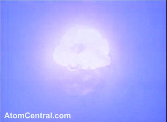 美國公布冷戰(zhàn)時期珍貴錄像 5名軍官自愿在原子彈下看爆炸