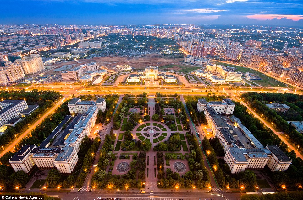 俄羅斯多名學(xué)生未縛任何安全措施 徒手登頂240米高莫斯科大學(xué)主樓