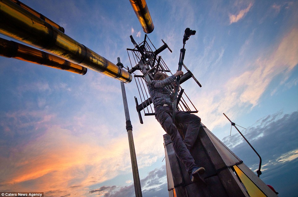 俄羅斯多名學生未縛任何安全措施 徒手登頂240米高莫斯科大學主樓