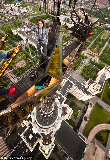 俄羅斯多名學生未縛任何安全措施 徒手登頂240米高莫斯科大學主樓