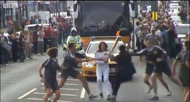 奧運(yùn)火炬?zhèn)鬟f再遇搶奪事件 倫敦安保進(jìn)入全面警戒狀態(tài)