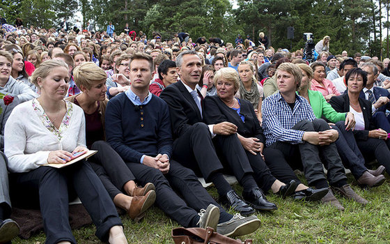 挪威舉行爆炸襲擊案周年悼念活動 幸存者重返于特島寄哀思