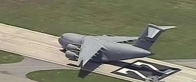 美大型軍用運輸機錯降小機場 在距離跑道盡頭三米處奇跡降落