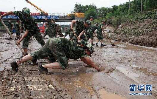 救援人員向京港澳高速公路疏通發起最后沖鋒