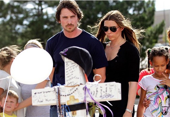 丹佛血案引發美國購槍潮 “蝙蝠俠”現身醫院探望受害者