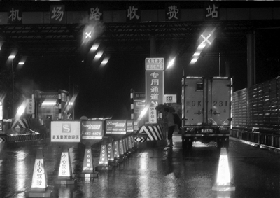 北京昨晚再降暴雨 廣渠門橋連夜加裝監控探頭