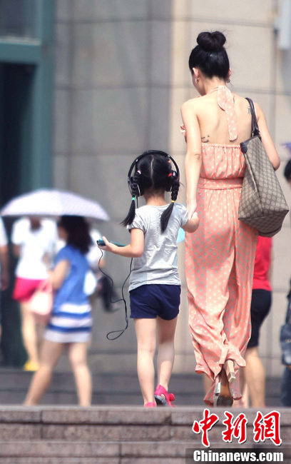 多地遭遇高溫天——青島海濱浴場成“人海”