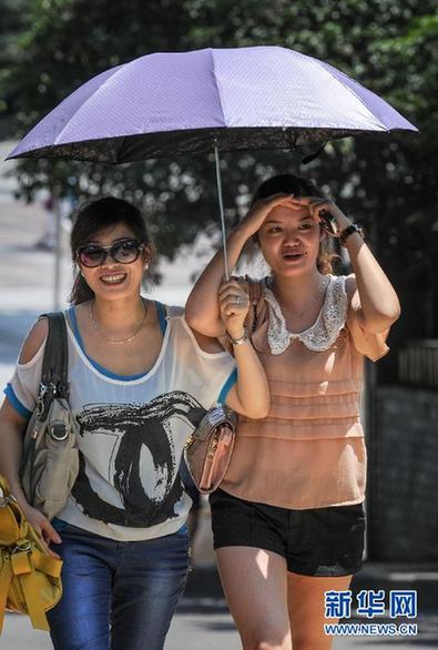 多地遭遇高溫天——青島海濱浴場成“人海”