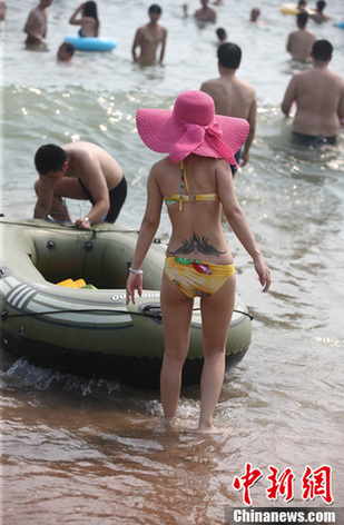 多地遭遇高溫天——青島海濱浴場成“人海”