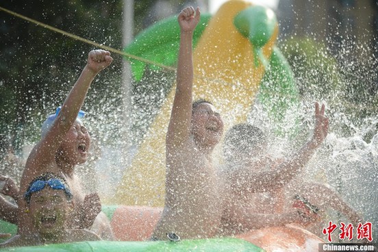 多地遭遇高溫天——青島海濱浴場(chǎng)成“人海”
