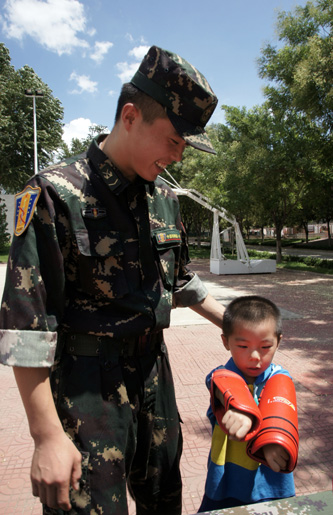 “童謠中國 歡歌八一”主題教育活動(dòng)走進(jìn)軍營