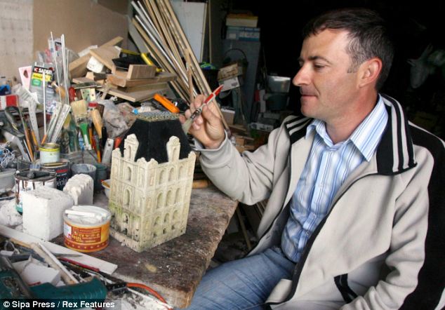 法國(guó)藝術(shù)家歷時(shí)15年將迷你巴黎“搬進(jìn)”自家后院