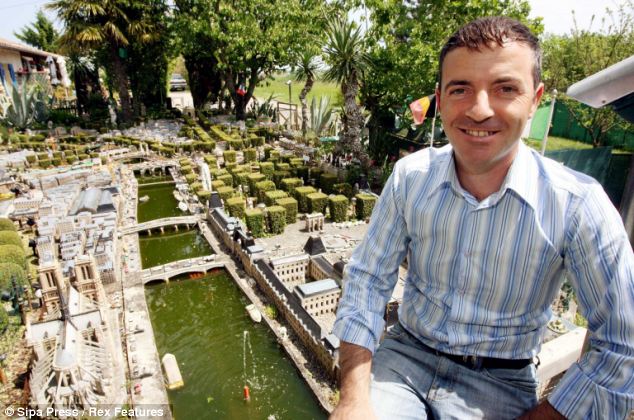 法國(guó)藝術(shù)家歷時(shí)15年將迷你巴黎“搬進(jìn)”自家后院