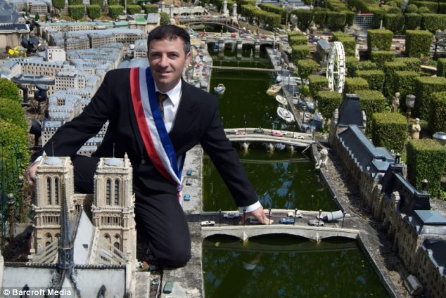 法國藝術(shù)家歷時15年將迷你巴黎“搬進(jìn)”自家后院