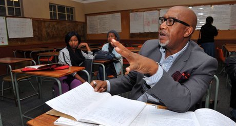 南非著名音樂家60歲讀高中 獲總統贊揚和祝福