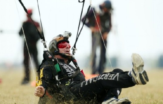 極限運動之美 138人同時垂直跳傘打破紀錄