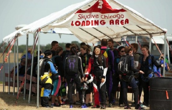 極限運動之美 138人同時垂直跳傘打破紀錄