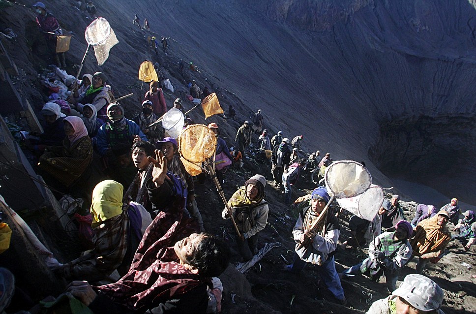 印尼奇特祭祀習(xí)俗 數(shù)百民眾火山口搶供品