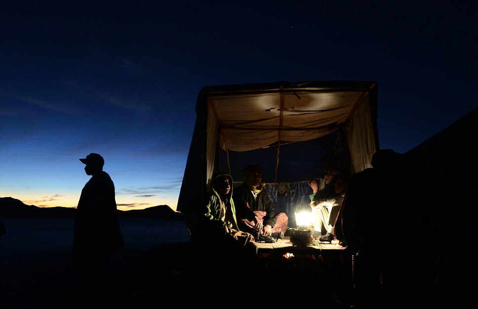 印尼奇特祭祀習俗 數百民眾火山口搶供品