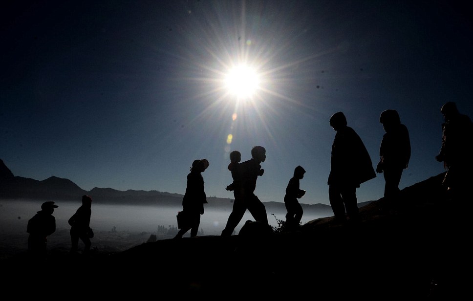 印尼奇特祭祀習俗 數百民眾火山口搶供品