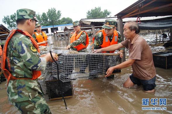 臺風(fēng)暴雨逼停京哈線70趟列車 沖鋒舟進(jìn)車站