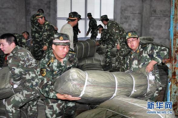 臺(tái)風(fēng)暴雨逼停京哈線70趟列車 沖鋒舟進(jìn)車站