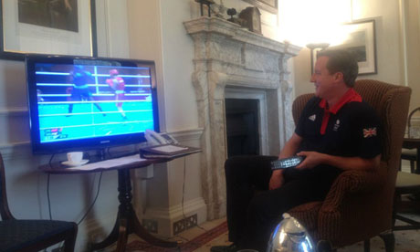 卡梅倫為避“掃帚星厄運”宅在家 被助手發微博照片“躺著中槍”