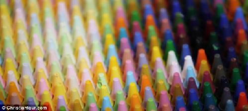 從童年經歷獲取靈感 美藝術家用蠟筆拼出絕美彩照