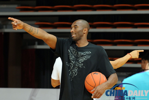 NBA巨星科比抵達武漢 與球迷零距離接觸