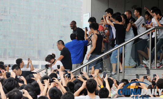 NBA巨星科比抵達武漢 與球迷零距離接觸