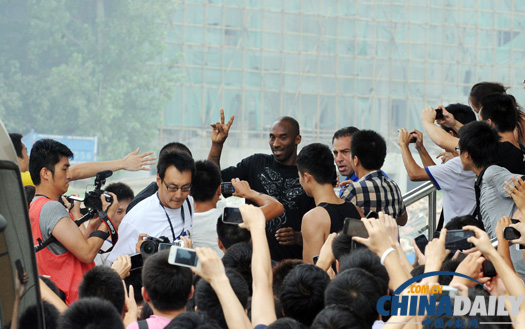 NBA巨星科比抵達武漢 與球迷零距離接觸
