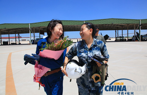 空軍女飛行員順利完成殲-10戰(zhàn)機(jī)首次單飛