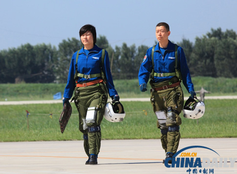 空軍女飛行員順利完成殲-10戰機首次單飛