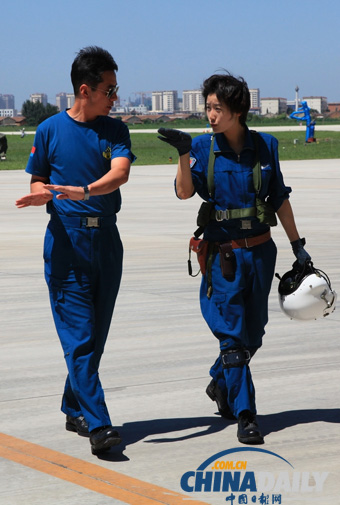 空軍女飛行員順利完成殲-10戰機首次單飛